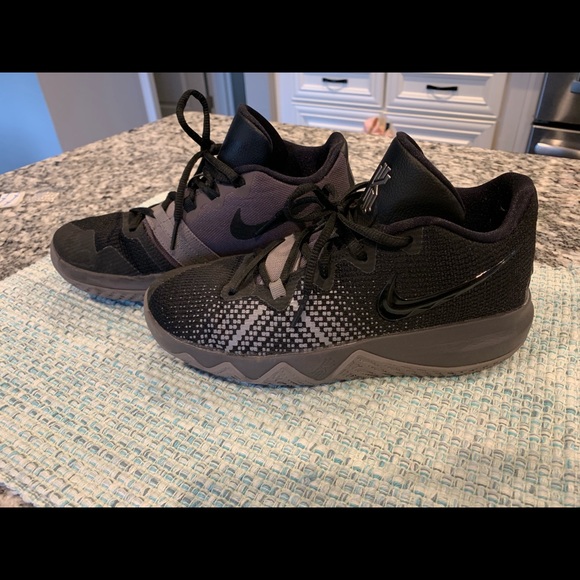 Nike Boys Kyrie Flytrap Basketball Shoe